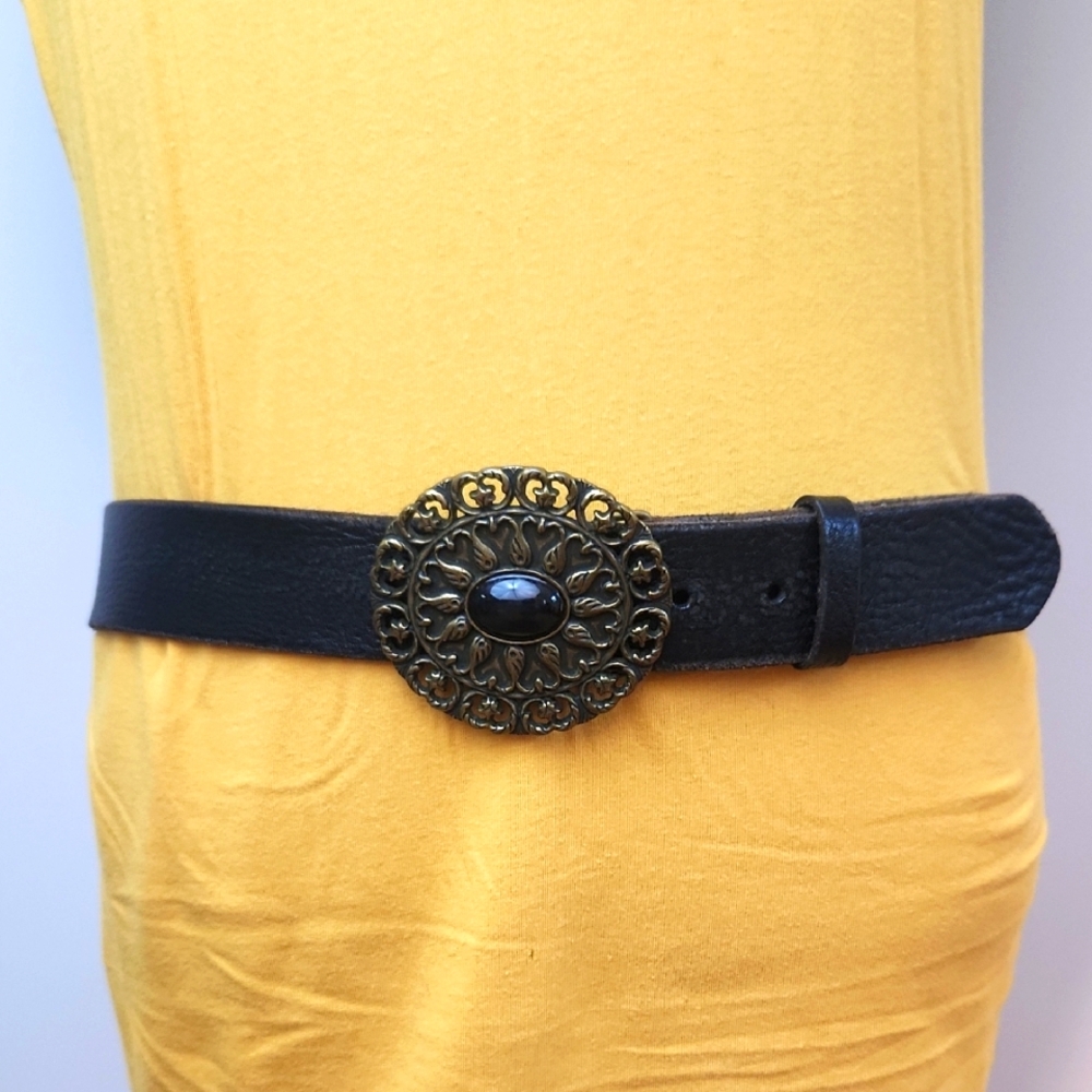 BEAUTIFUL BLACK LEATHER BELT WITH ORNATE BRASS BUCKLE SIZE LARGE
